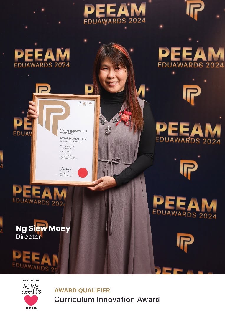 Ng Siew Moey receiving recognition at the PEAM EduAwards 2024
